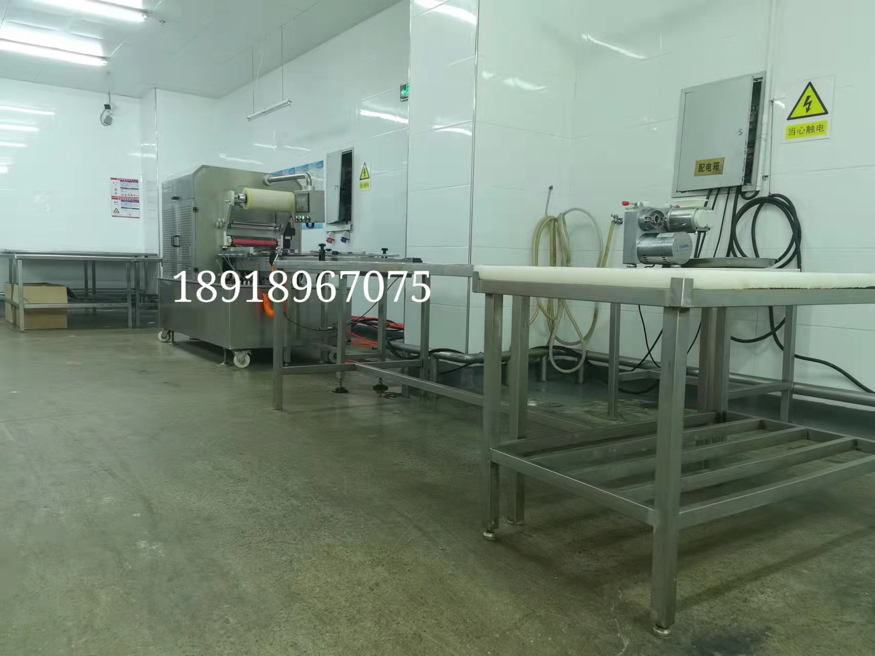 1636016629419190.jpg 機(jī)械手氣調(diào)包裝機(jī)1.jpg