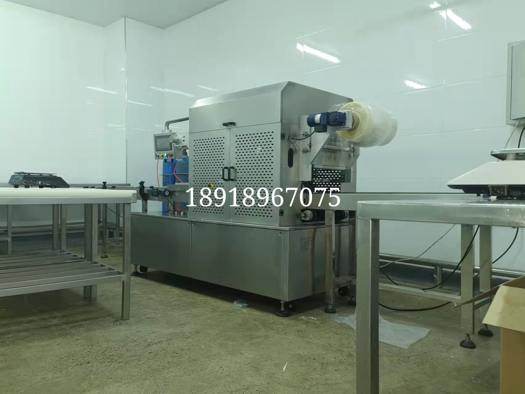 1640142352571556.jpg 機(jī)械手氣調(diào)包裝機(jī)2.jpg