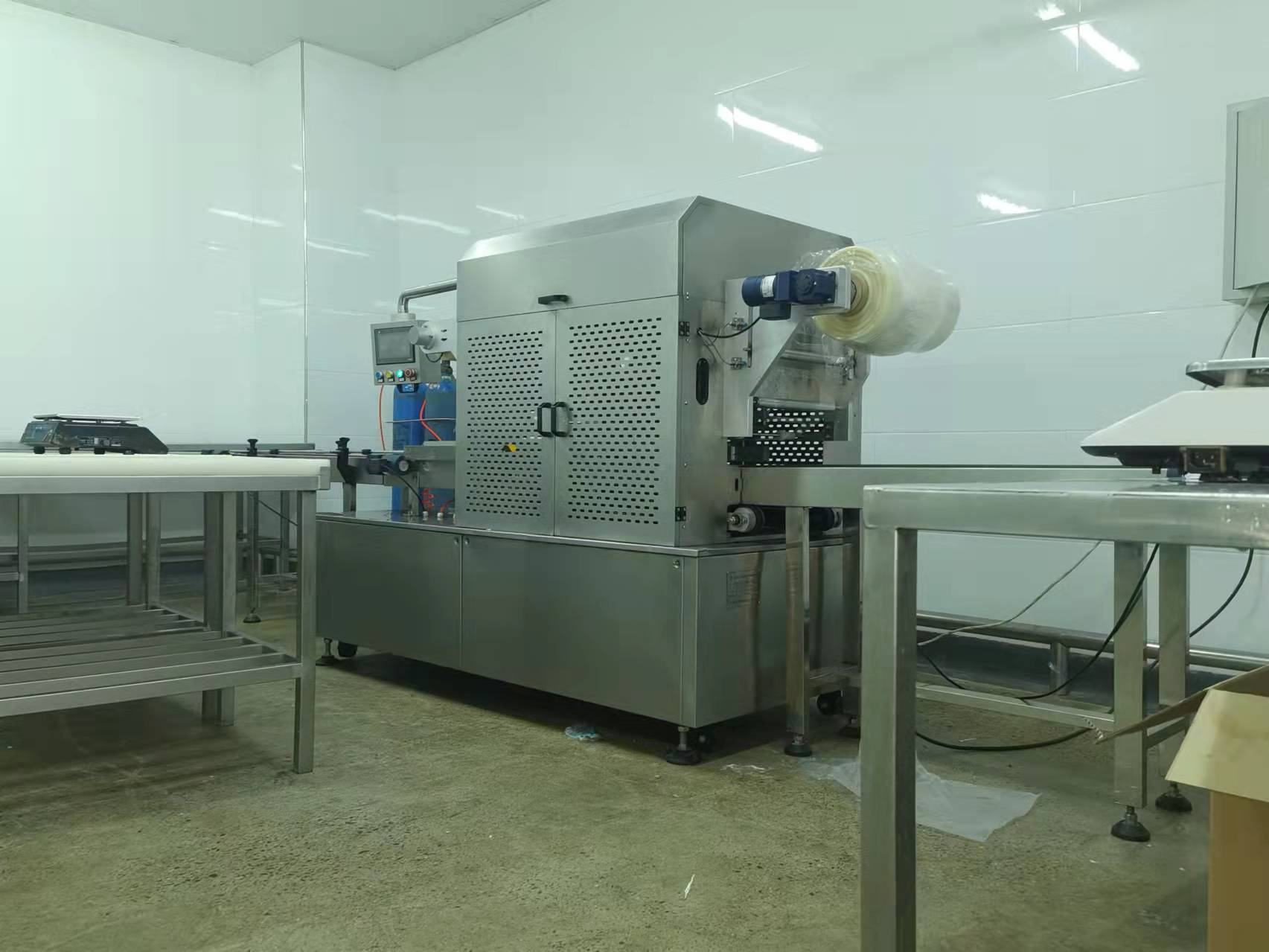 1644229309647774.jpg 機(jī)械手氣調(diào)包裝機(jī)2.jpg